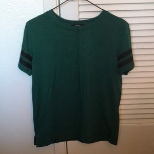 💜3/$25 Green F21 tee black stripes size small